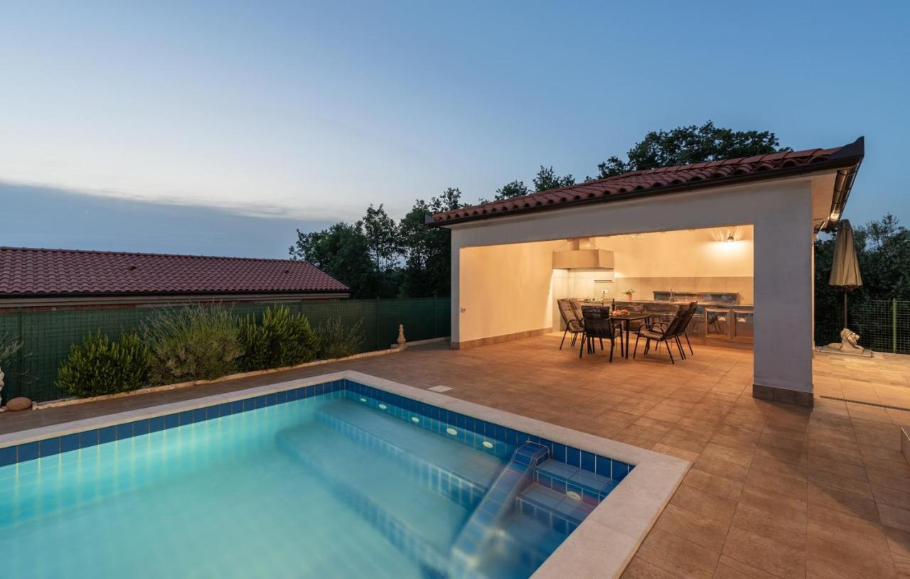 Villa Buroli With Pool, Sauna And Jacuzzi Екстериор снимка