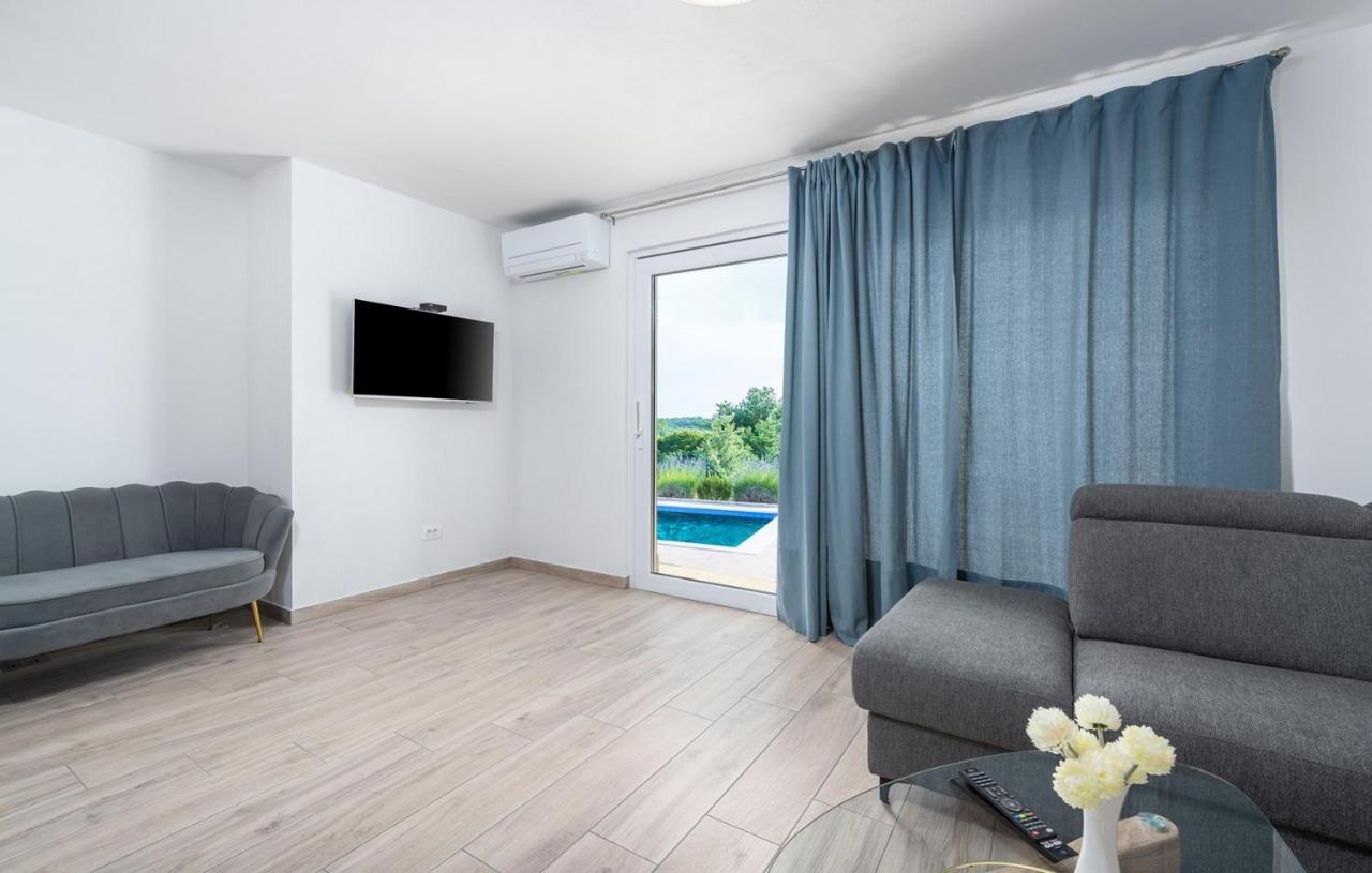 Villa Buroli With Pool, Sauna And Jacuzzi Екстериор снимка