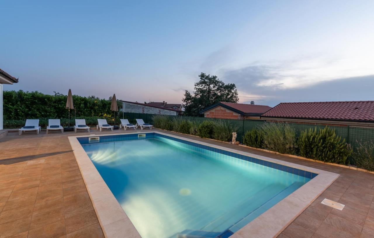Villa Buroli With Pool, Sauna And Jacuzzi Екстериор снимка