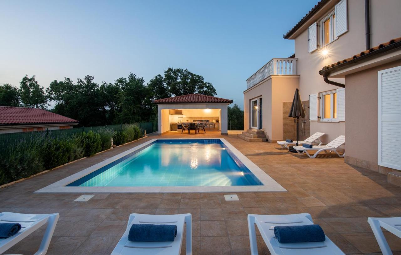 Villa Buroli With Pool, Sauna And Jacuzzi Екстериор снимка